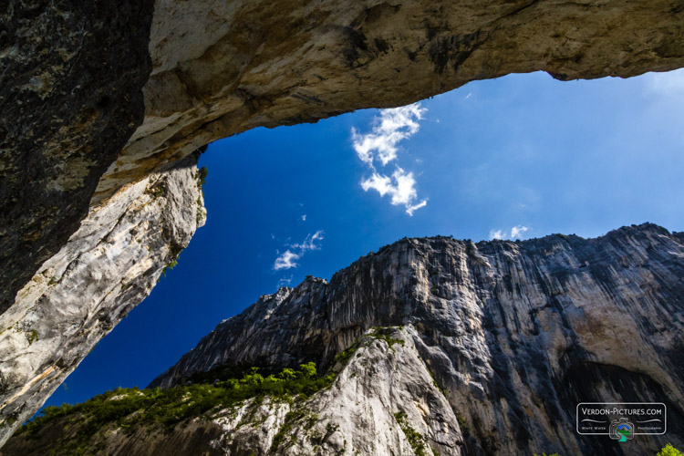 photo baume aux pigeons dans le canyon du Verdon